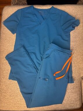 Figs Casma Three Pocket Scrub Top & High Waisted Dowa Scrub Pants